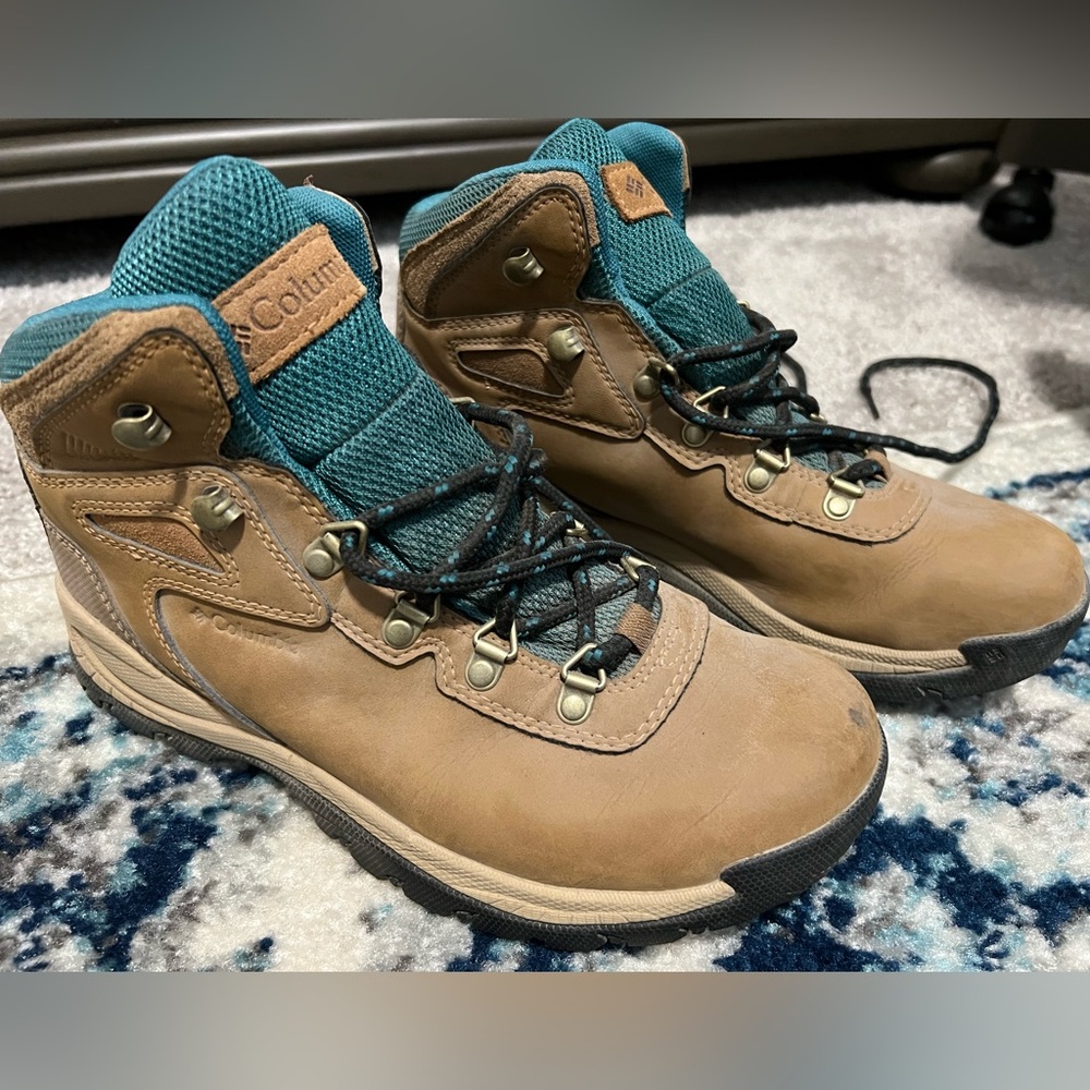 Columbia Newton Ridge Women’s Hiking Boots